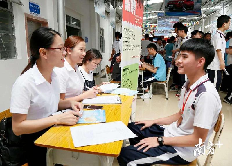 图为广州市技师学院招聘现场，为817名学生提供4719个工作岗位，求人倍率6:1。 