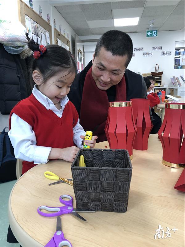 侨胞赵卓明到女儿的学校班级分享制作红灯笼。赵卓明供图