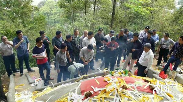 林六妹烈士亲属从汕头澄海前来祭拜。