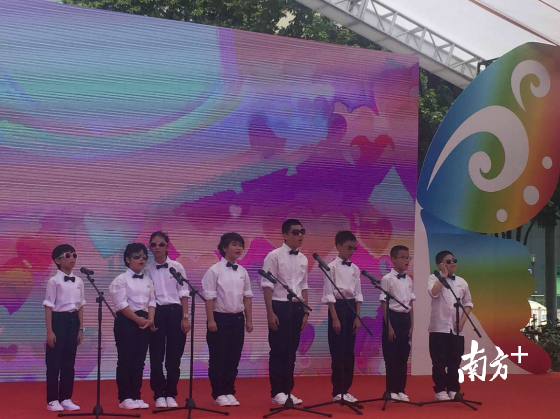 去年开始,粤风堂残疾人艺术团的孩子们就进行演出,还参加过广佛的不少‘私伙局’,有的学生已经小有名气。 去年开始,粤风堂残疾人艺术团的孩子们就进行演出,还参加过广佛的不少‘私伙局’,有的学生已经小有名气。