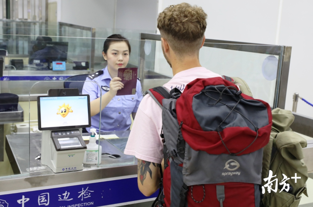 边检民警为经皇岗口岸入境参加文博会的外国商客办理查验手续 黄俊生/摄 边检民警为经皇岗口岸入境参加文博会的外国商客办理查验手续 黄俊生/摄