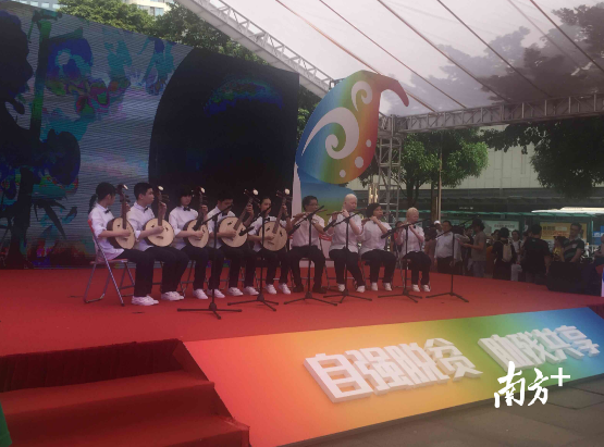 器乐合奏《天上人间》《仙女牧羊》,小组唱《谢师恩》,乐器演奏《平湖秋月》……节目一个接一个。 器乐合奏《天上人间》《仙女牧羊》,小组唱《谢师恩》,乐器演奏《平湖秋月》……节目一个接一个。