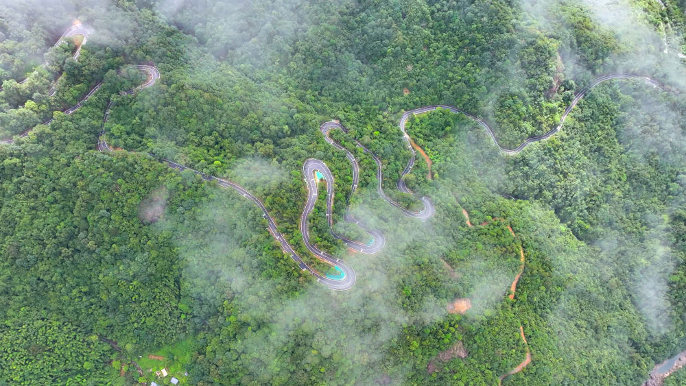 　　惠州市环南昆山—罗浮山县镇村高质量发展引领区内修建的旅游公路。（受访者供图）