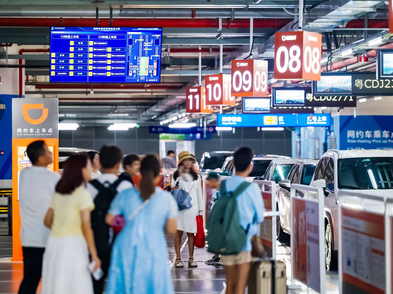 图组为：游客在滴滴上车点乘车