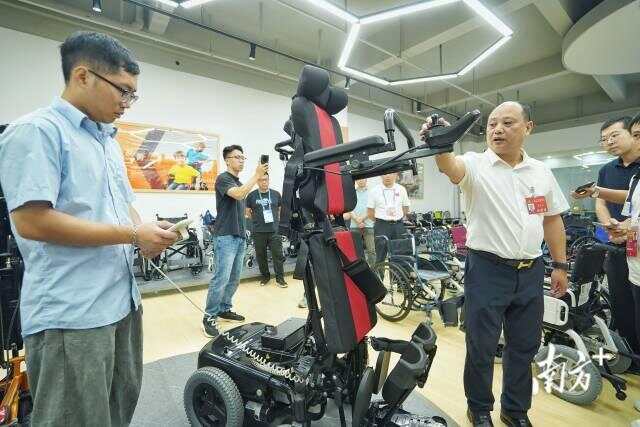 东方医疗推出的电动站立轮椅。南方+记者 戴嘉信 摄 受访者供图