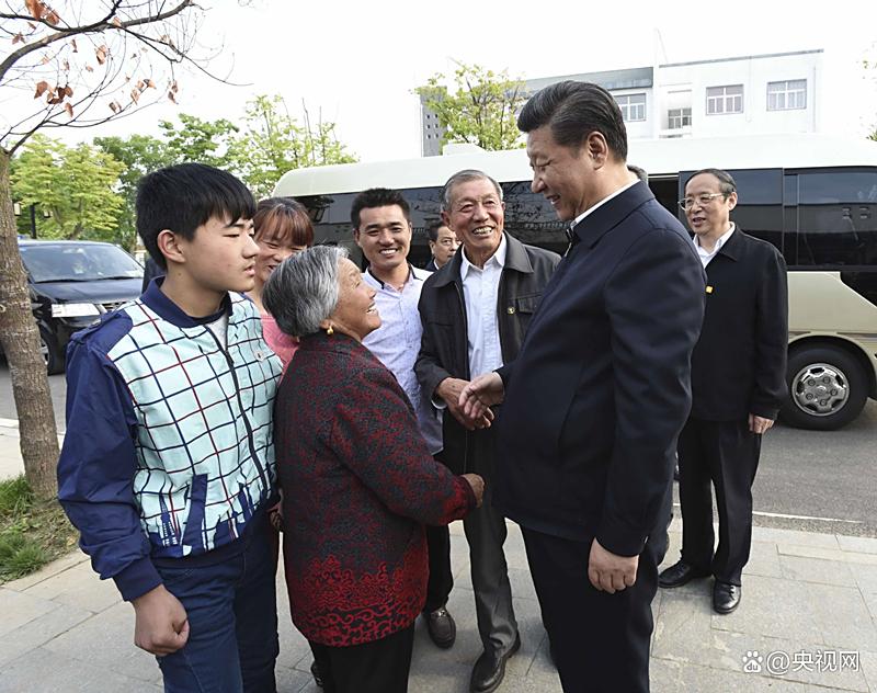 △ 2016年4月25日，习近平总书记在安徽省滁州市凤阳县小岗村看望当年“大包干”带头人严金昌（右三）一家。