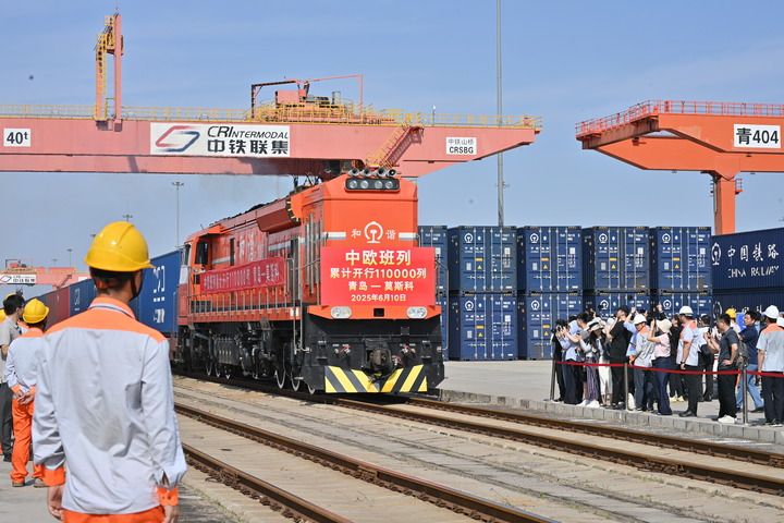 2025年6月10日，由青岛开往莫斯科的75052次中欧班列从青岛胶州站开出，中欧班列累计开行11万列。新华社记者 尹栋逊 摄