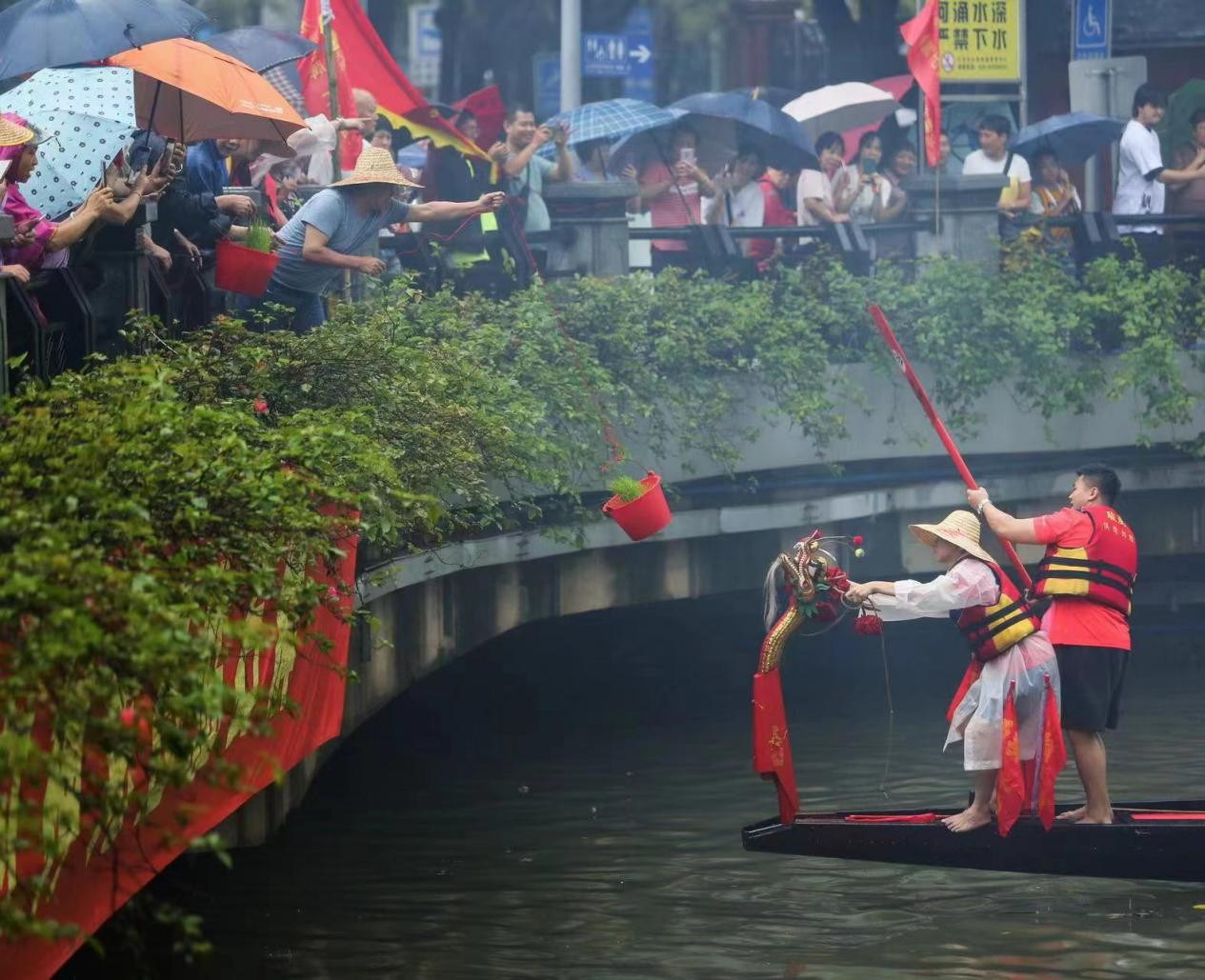 图为6月1日，广州猎德村的龙船采青仪式。