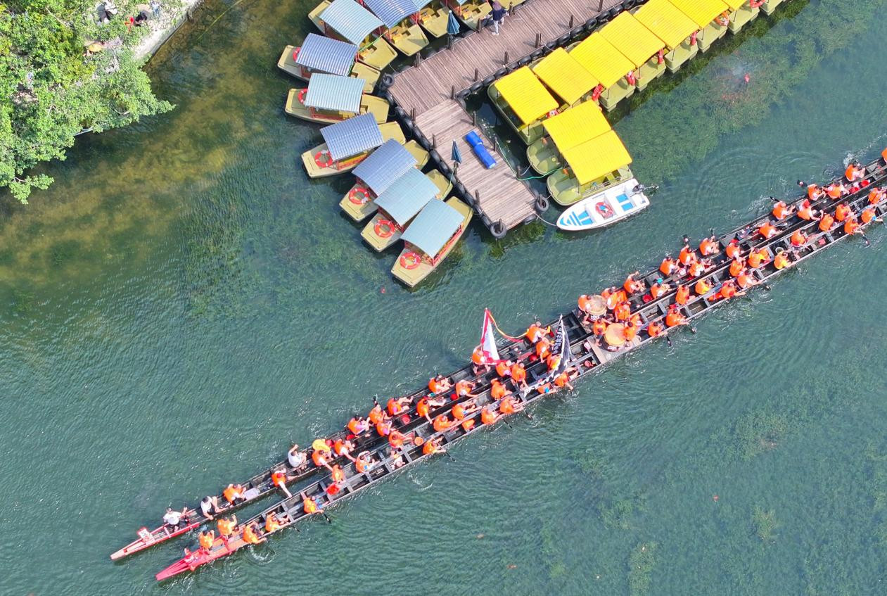 图为5月15日，广州泮塘村民正清理龙船，举行“起龙”仪式。