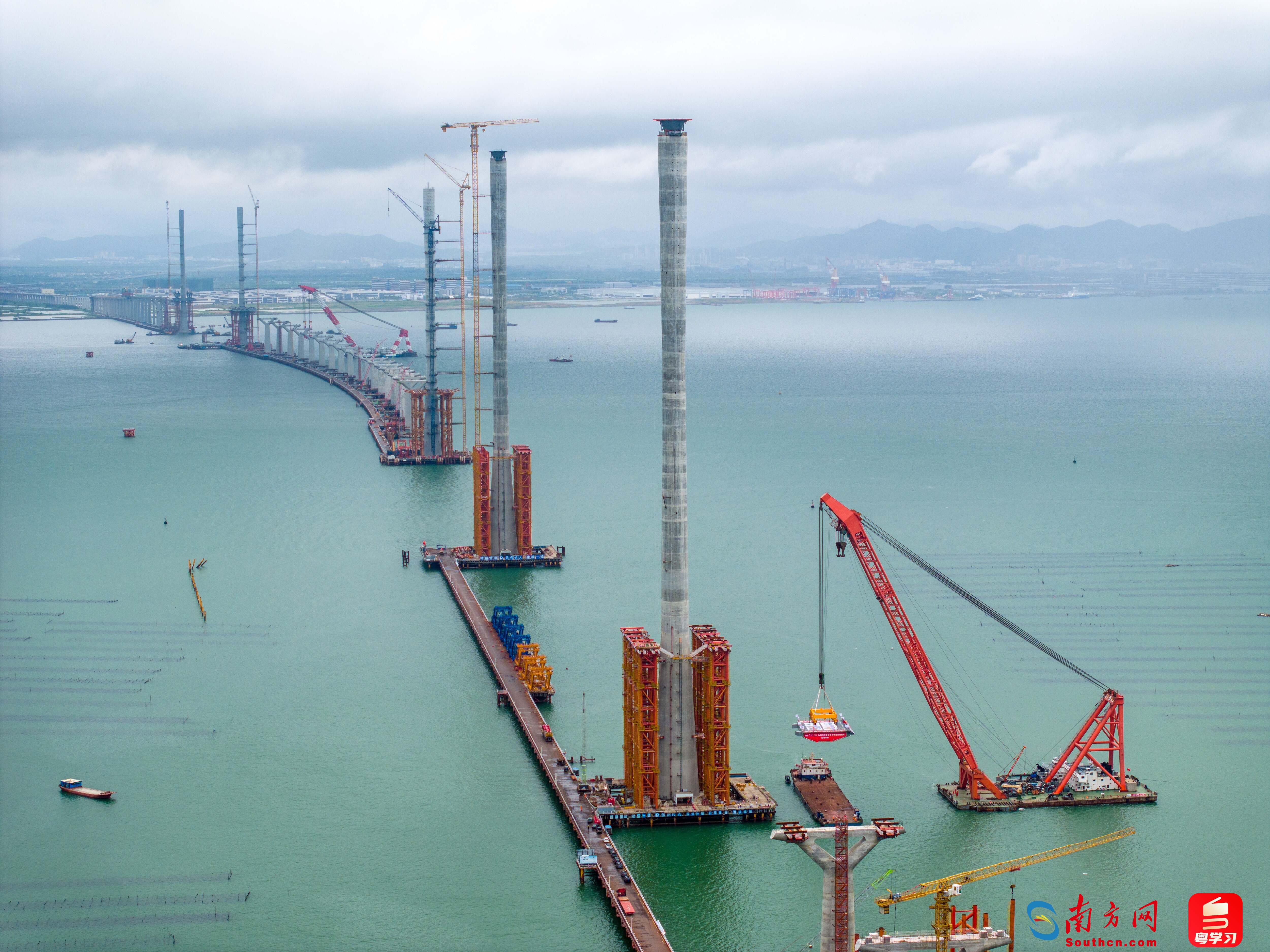 2023年8月11日，黄茅海跨海通道钢箱梁安装成功