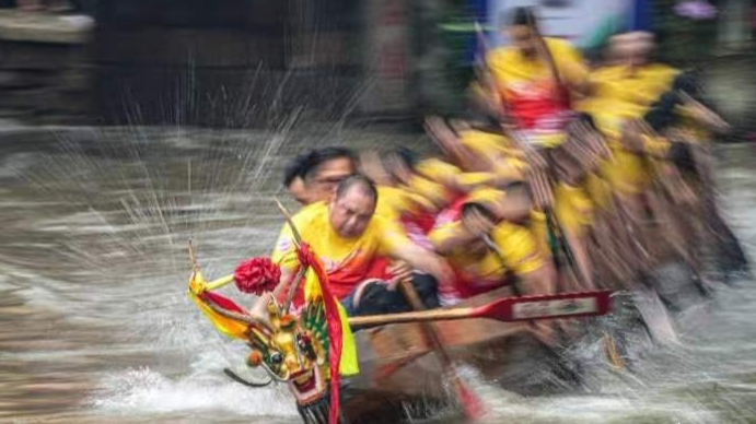 端午节佛山龙舟刷屏出圈破浪前行