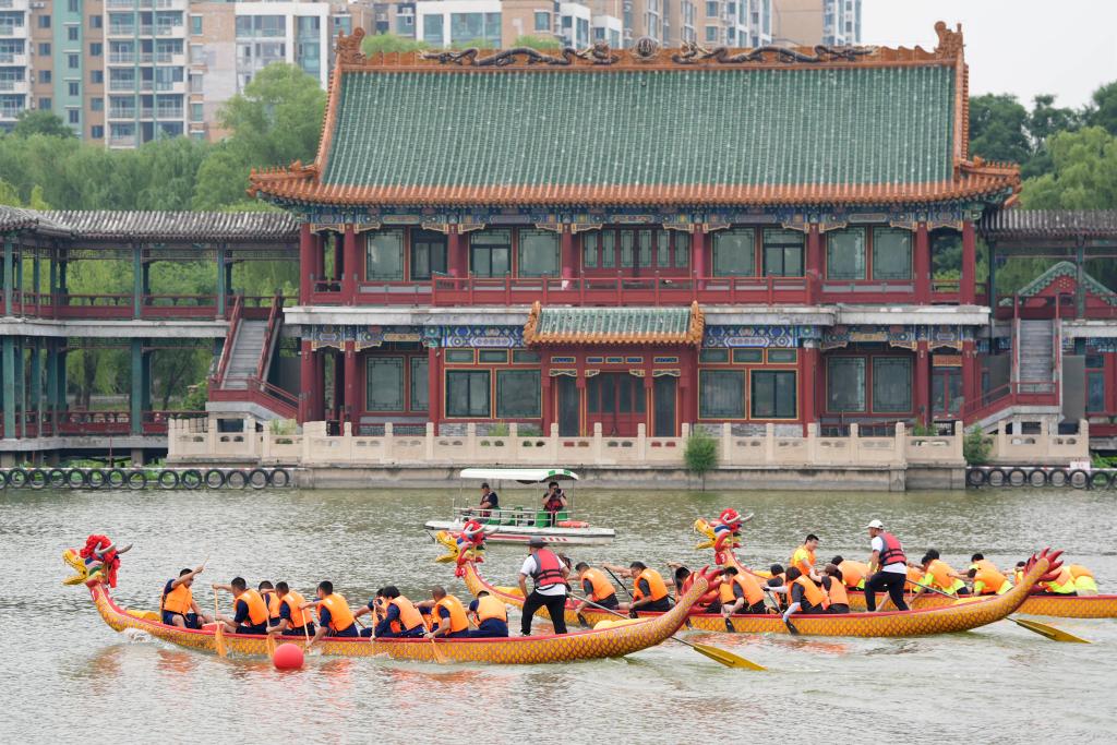 　　6月5日，2024龙潭端午文化节活动在北京市东城区龙潭公园举办。这是2024龙潭端午文化节龙舟比赛现场。新华社记者 鞠焕宗 摄