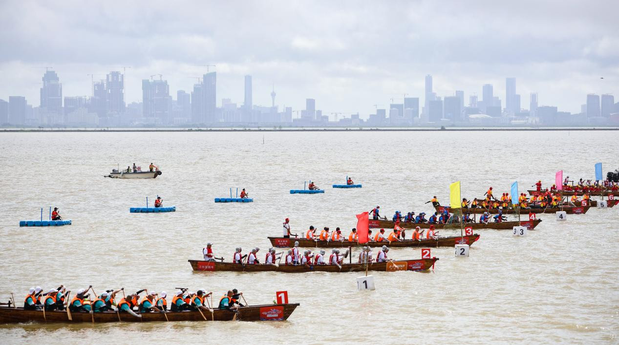 图为6月10日，2024年珠海·金湾“联港杯”三灶海上龙舟赛在珠海白龙河对开海域上演。
