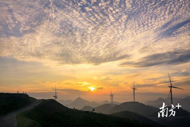 6月25日早上，清远市连州市西江镇高山风电场，晨雾飘渺朝霞灿烂。罗敏 摄