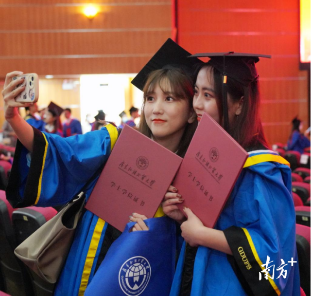 广外举行2022届毕业典礼。
