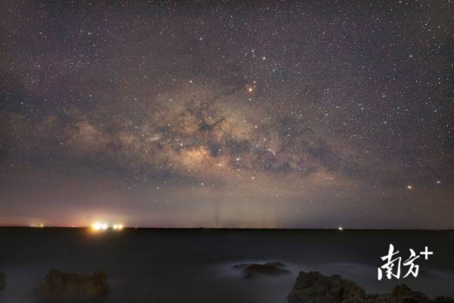 6月24日晚，茂名市电白区童子湾，幽静的海面之上银河浩瀚。追星者阿响 摄