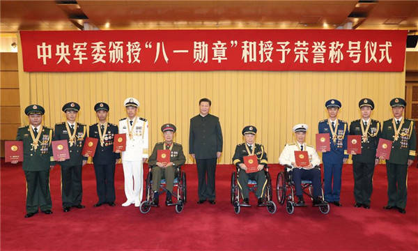 2017年7月28日，中共中央总书记、国家主席、中央军委主席习近平同获得“八一勋章”的同志集体合影。