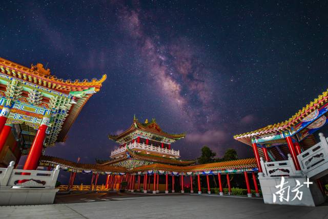 6月24日，天气晴朗夜空通透，阳江市飞龙寺上空银河灿烂。刘正亮 摄