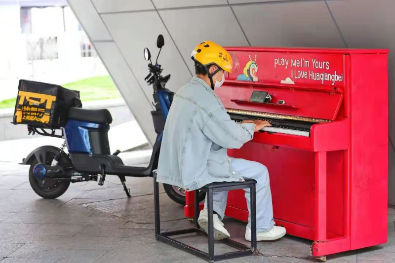 Des « pianos partagés » dans les rues de Huaqiang Nord illustrent l'ouverture et la vitalité de Shenzhen