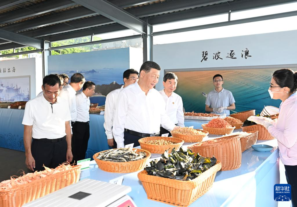 　　10月15日至16日，中共中央總書(shū)記、國(guó)家主席、中央軍委主席習(xí)近平在福建考察。這是15日下午，習(xí)近平在漳州市東山縣陳城鎮(zhèn)澳角村考察時(shí)，了解海鮮干貨和漁獲產(chǎn)品交易情況。新華社記者 謝環(huán)馳 攝