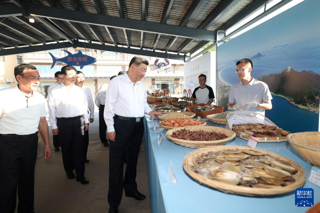 　　10月15日至16日，中共中央總書記、國家主席、中央軍委主席習(xí)近平在福建考察。這是15日下午，習(xí)近平在漳州市東山縣陳城鎮(zhèn)澳角村考察時，了解海鮮干貨和漁獲產(chǎn)品交易情況。新華社記者 鞠鵬 攝