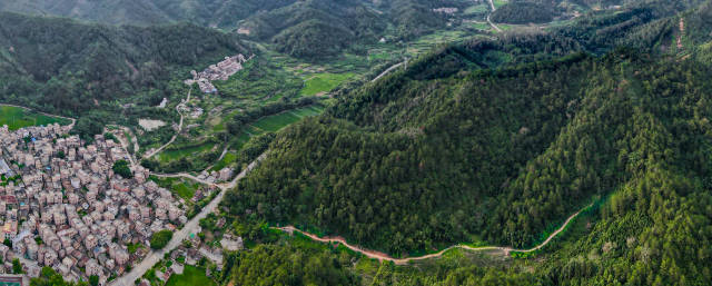 多条“桂山路”打通了肉桂的运输瓶颈，促进村民增收。赖家乐 摄