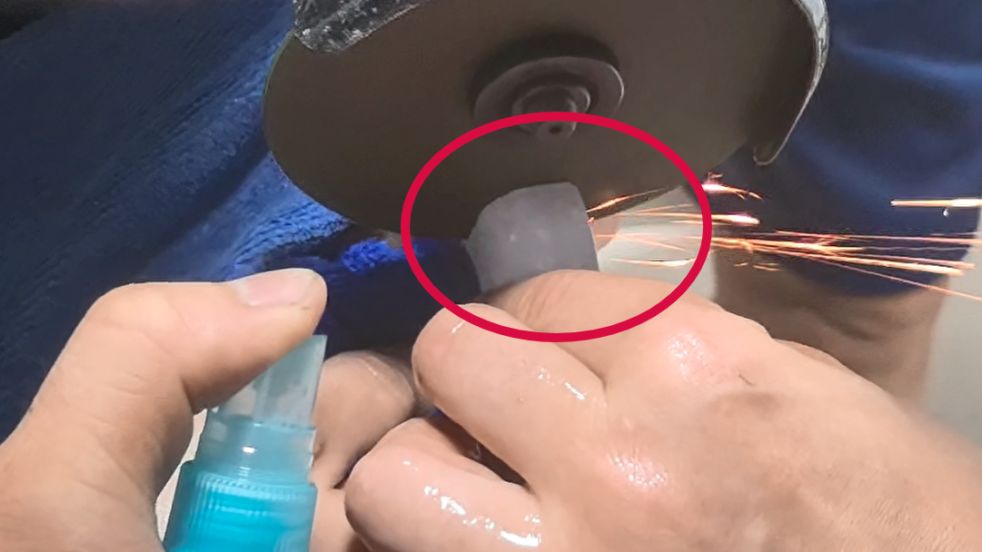 危险！2岁萌娃手指被自行车铃“咬住”！