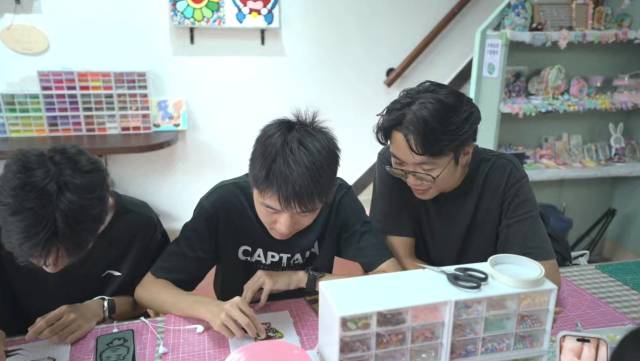 小谦（右一）经营着一家手工坊。  