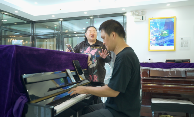小龙老师和龙姐在琴行试音。