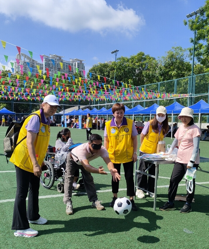 参与者体验盲人门球项目。十五运会和残特奥会广州赛区执委会供图