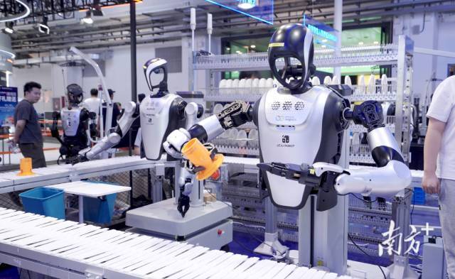 乐聚机器人现场展示物流分拣等工作。