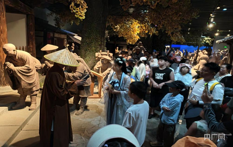 蓬莱阁景区的“丝路情缘”小场景演出走进游客中间（央广网记者 唐磊 摄）