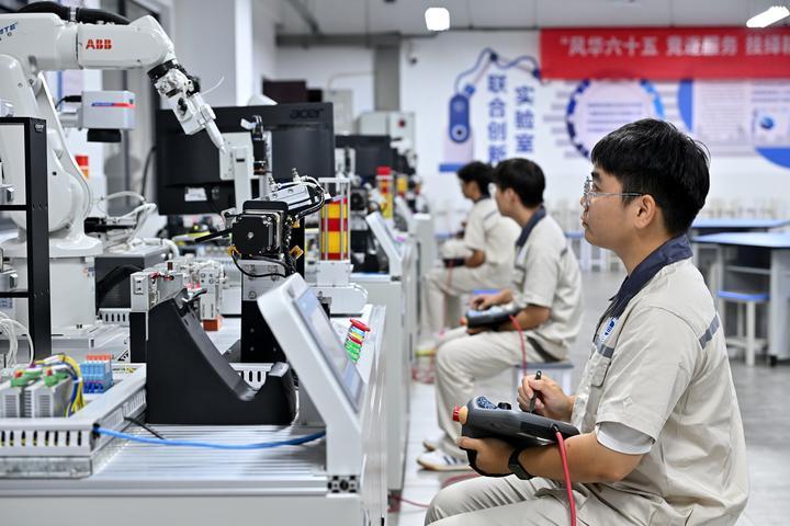 2024年7月26日，湖南铁道职业技术学院的学生在工业机器人基础应用实训室接受工业机器人操控技能训练。教育部发布的数据显示，近年来，现代制造业、战略性新兴产业和现代服务业70％以上的新增一线从业人员来自职业院校。职业院校已经成为培养大国工匠、能工巧匠、高技能人才的主阵地。