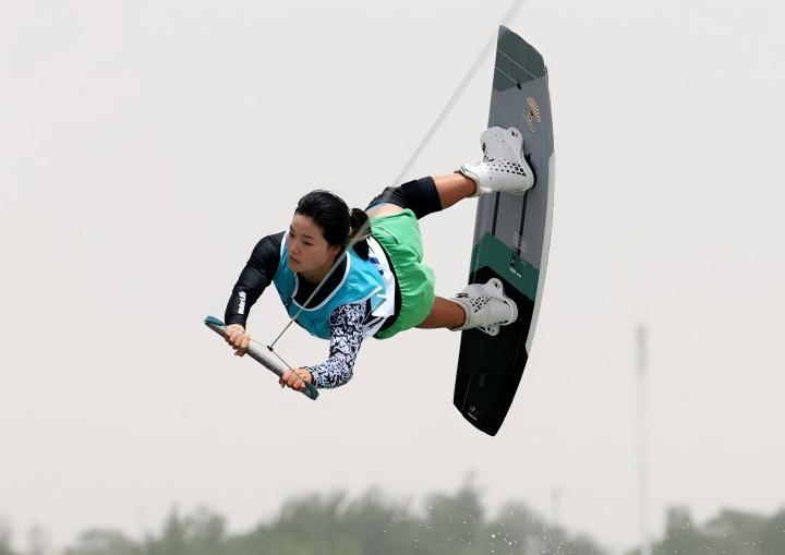 徐露在2024亞洲尾波滑水系列賽石家莊站比賽中。新華社記者 楊世堯 攝
