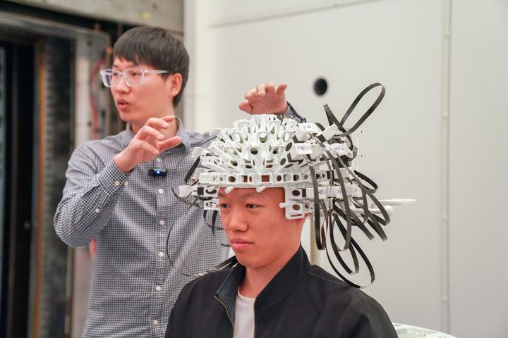 2023年4月6日，哈尔滨工业大学空间环境地面模拟装置科研人员展示空间磁环境模拟与研究系统。2024年2月，由哈尔滨工业大学、中国航天科技集团联合建设的空间环境地面模拟装置通过验收。许多之前需要抵达太空才能进行的实验，如今在地面上就能完成，这也是我国航天领域首个国家重大科技基础设施。