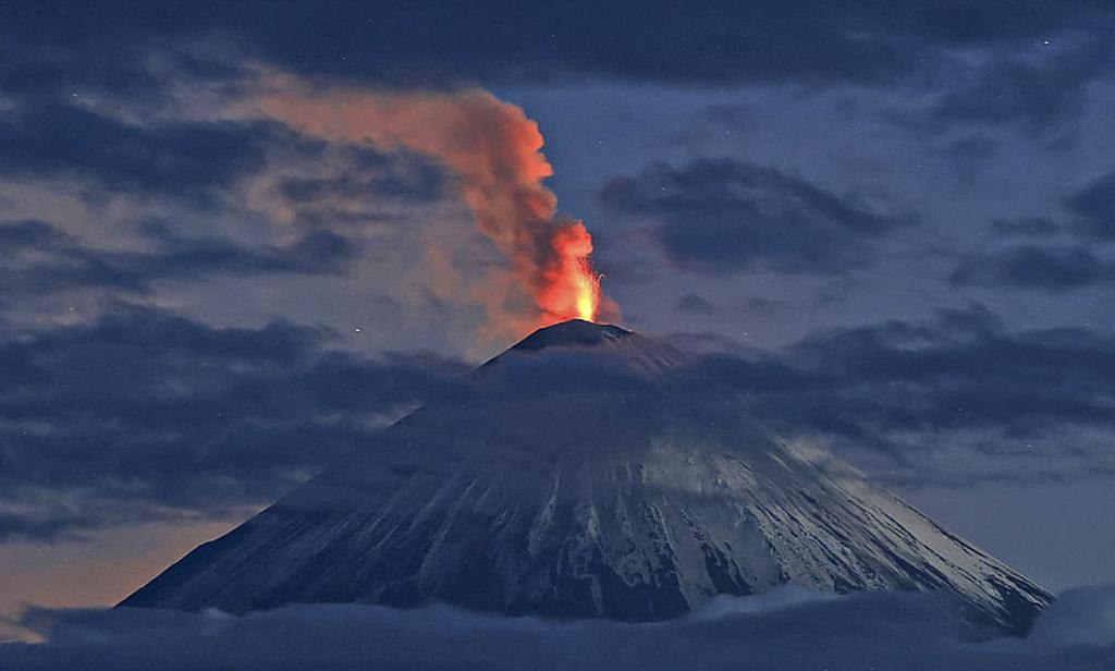 克卢切夫的火山爆炸高达10,000米。专家：Kamchatka余震将持续多年