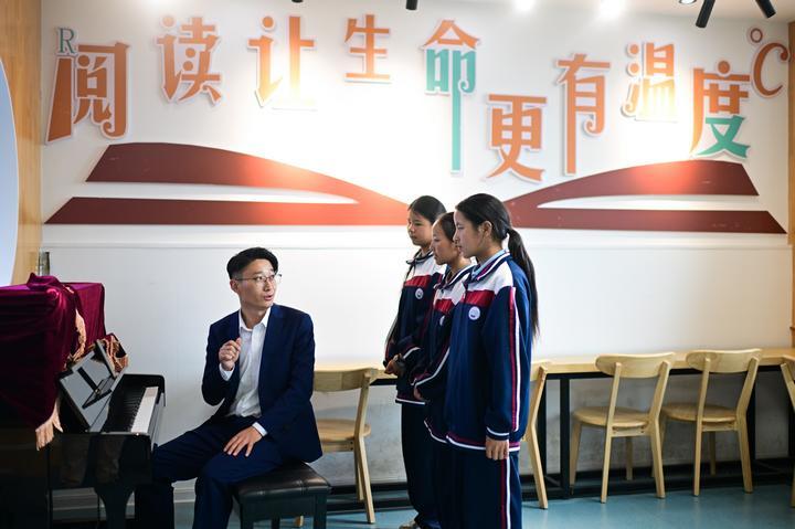 2024年6月18日，上海援青教师阚延俊在位于西宁的果洛西宁民族中学给学生上音乐课。果洛西宁民族中学是一所沪青共建学校。学校招生以来，上海援青团队落实各类教育资金，改善校园面貌，引入先进教育理念，带动整体办学水平和教育教学质量不断提高。