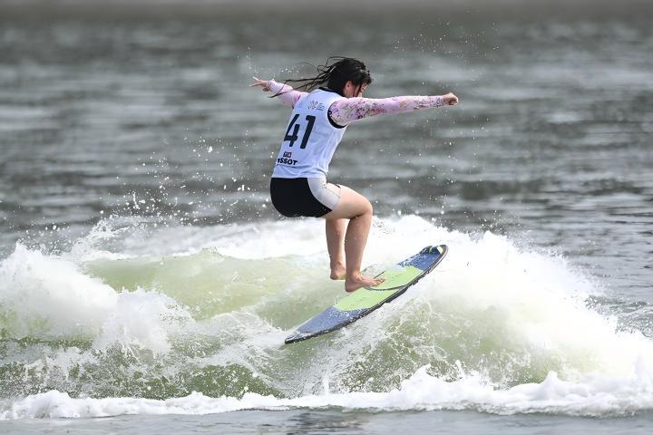 8月8日，烏克蘭選手索尼婭·索科洛娃在尾波沖浪比賽中。新華社記者 陳振海 攝