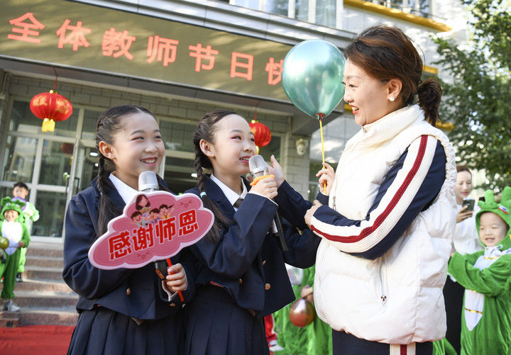 2024年9月10日，在新疆教育学院实验小学校园，学生为老师献歌送上祝福。