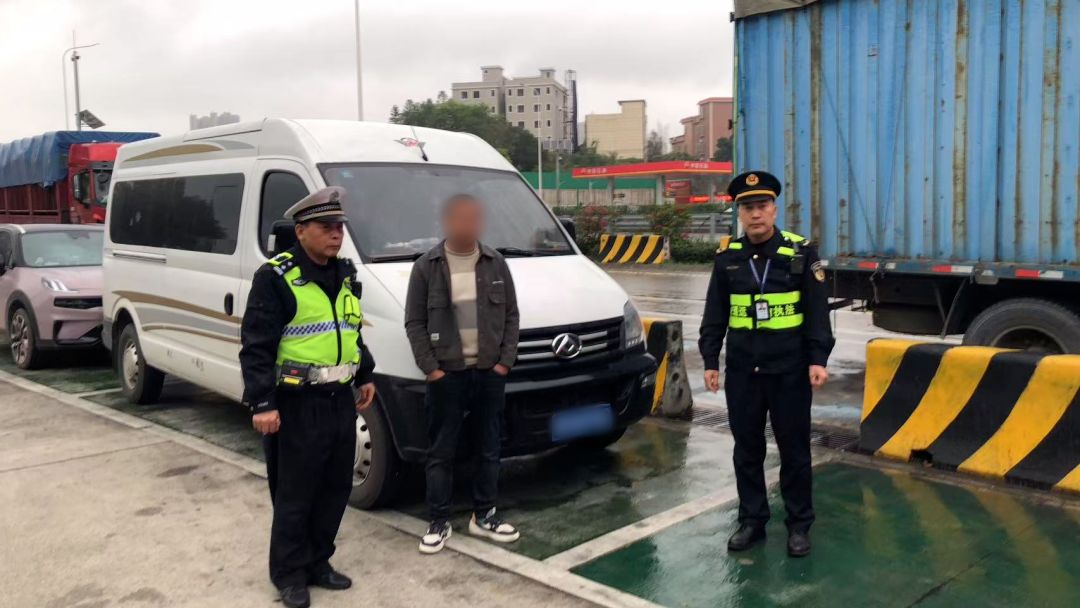 超员“黑车”粤湘两地跑？查！