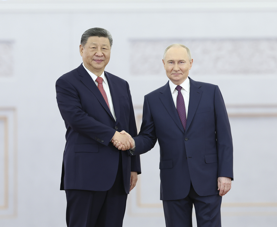 当地时间5月8日上午，俄罗斯总统普京同中国国家主席习近平在莫斯科克里姆林宫举行会谈。普京在乔治大厅为习近平举行隆重欢迎仪式。这是两国元首亲切握手合影。 