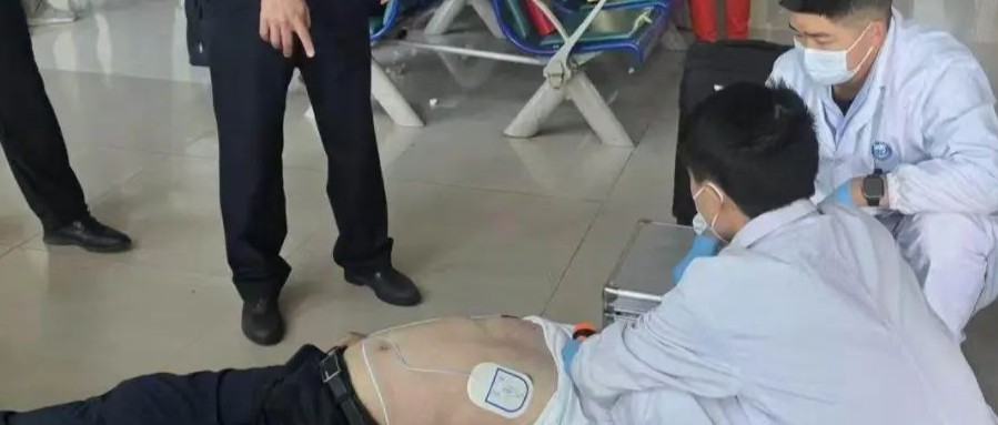 湖北高铁站内上演生死时速！乘客心脏骤停，广东医生紧急救治