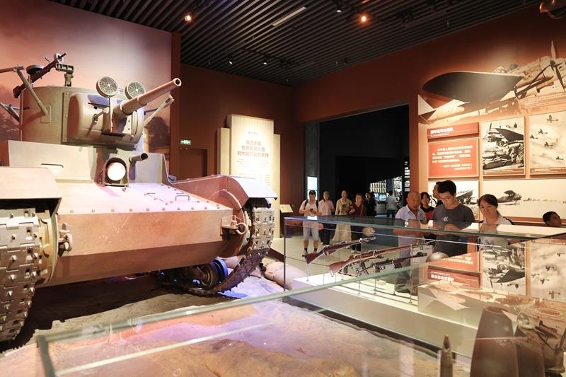 △2025年7月8日，参观者在中国人民抗日战争纪念馆参观《为了民族解放与世界和平》主题展览。