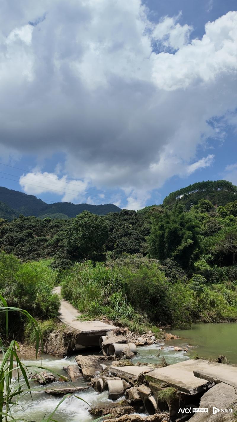 被冲毁的小桥。实习生 王新瑞 摄