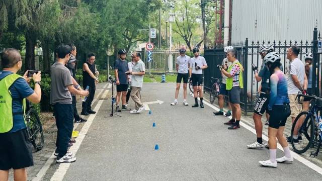 ▲博主“五行三界之外”在社交平台科普骑行安全常识，也举办骑行安全教育公益课程 图/受访者提供