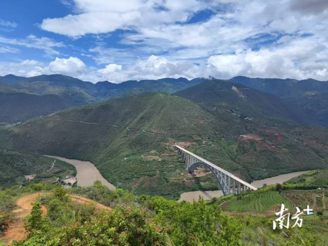 滇缅公路蜿蜒盘旋在高山峡谷之间,横跨湍急的怒江,与新修建的大瑞铁路怒江特大桥相互遥望。眼前坑坑洼洼的黄土路是当年滇缅公路的真实写照。 滇缅公路蜿蜒盘旋在高山峡谷之间,横跨湍急的怒江,与新修建的大瑞铁路怒江特大桥相互遥望。眼前坑坑洼洼的黄土路是当年滇缅公路的真实写照。