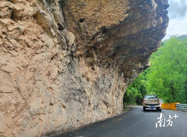 6月25日,一辆汽车通过滇缅公路上的险要路段“老虎嘴”。 6月25日,一辆汽车通过滇缅公路上的险要路段“老虎嘴”。