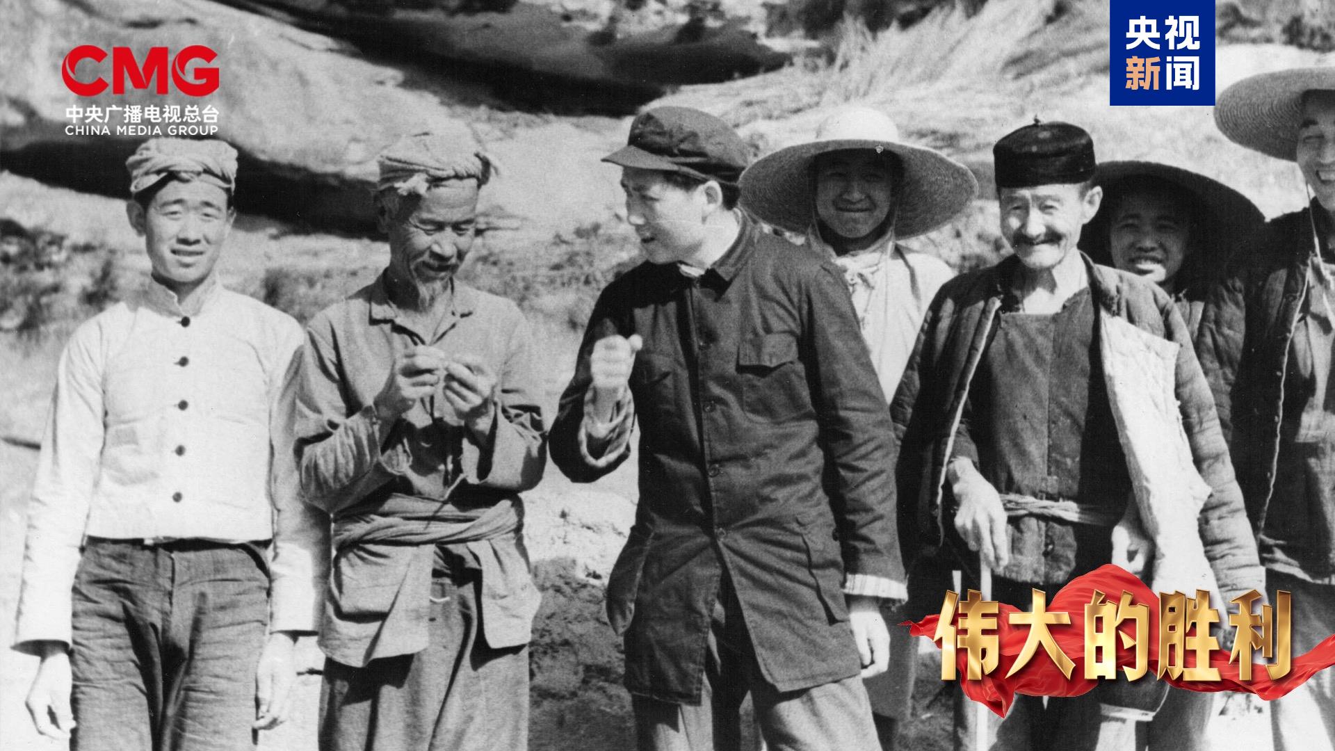 △罗曼·卡尔曼拍摄的照片《毛泽东在杨家岭和陕北农民亲切交谈》