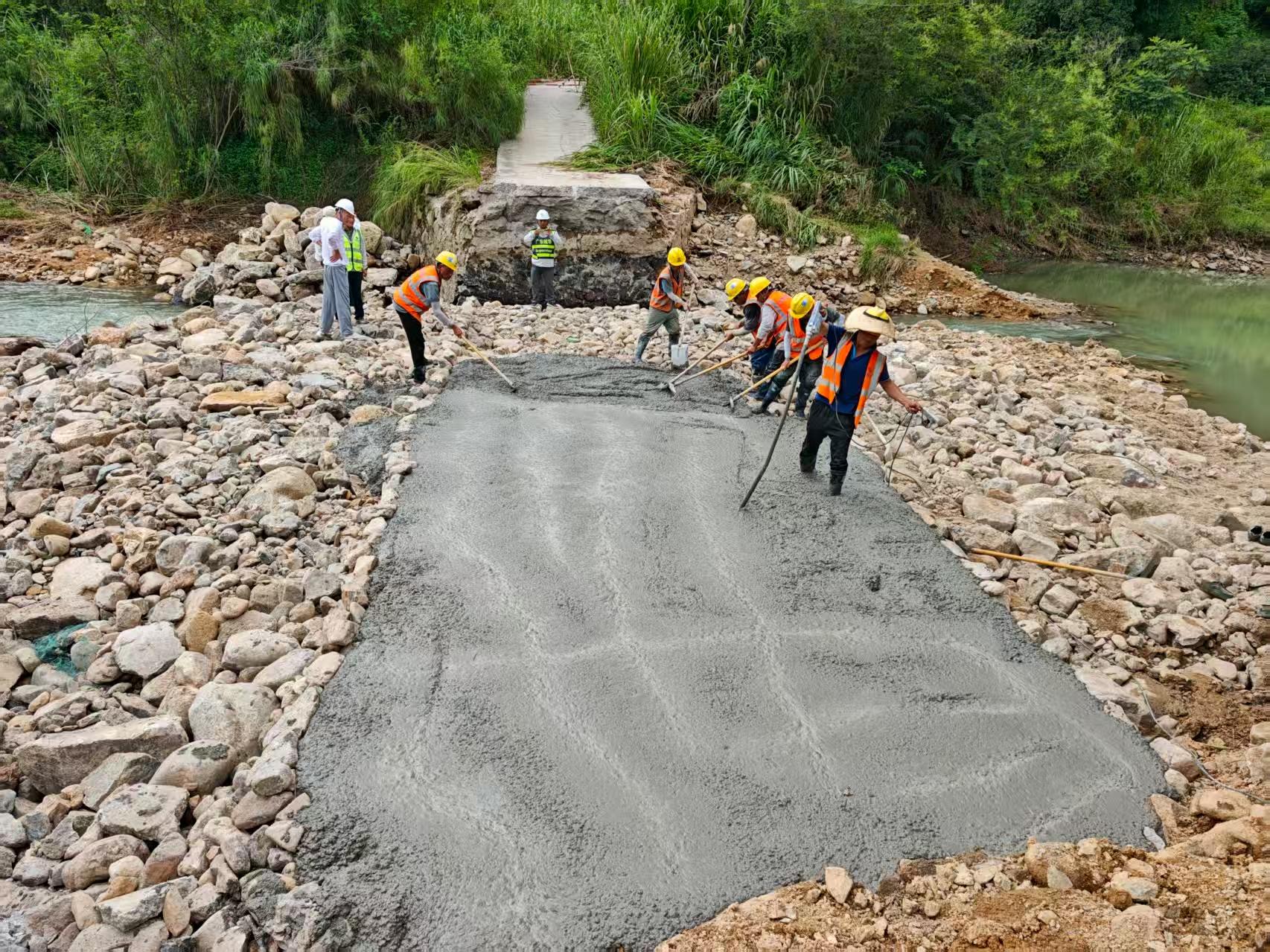 8月11日，断桥正进行重建。