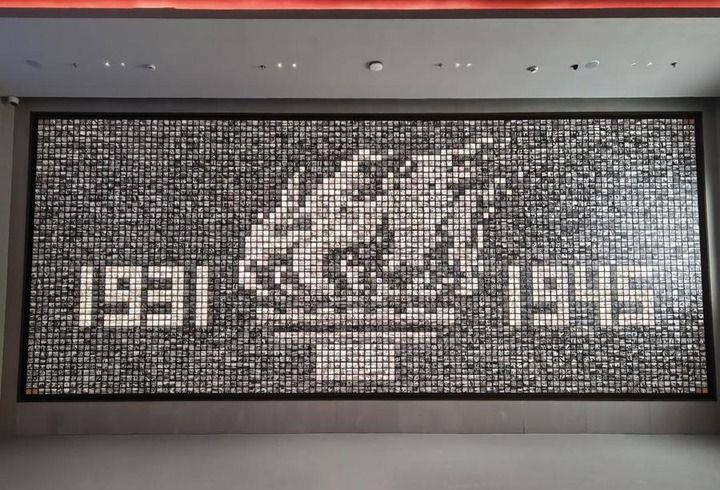 △中国人民抗日战争纪念馆，5098张照片组成的巨型照片墙，展现了中国人民从1931年9月18日到1945年9月2日5098天浴血抗战的历史。